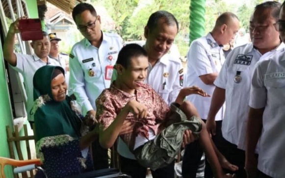 Wabup Bersama Kadissos Salurkan Kursi Roda- Sembako Bagi Warga di 2 Kecamatan 