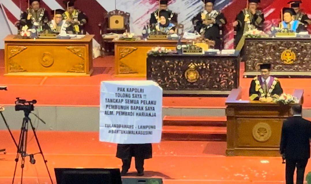 Viral Mahasiswa Asal Lampung Bentangkan Spanduk Minta Tolong Kapolri di Prosesi Wisuda,Ini Kata Polda Lampung 