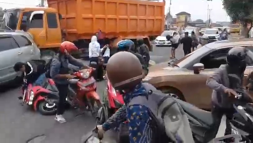 Pagi Mencekam di Jalan Pramuka, Truk Fuso Hantam Deretan Kendaraan hingga Ringsek