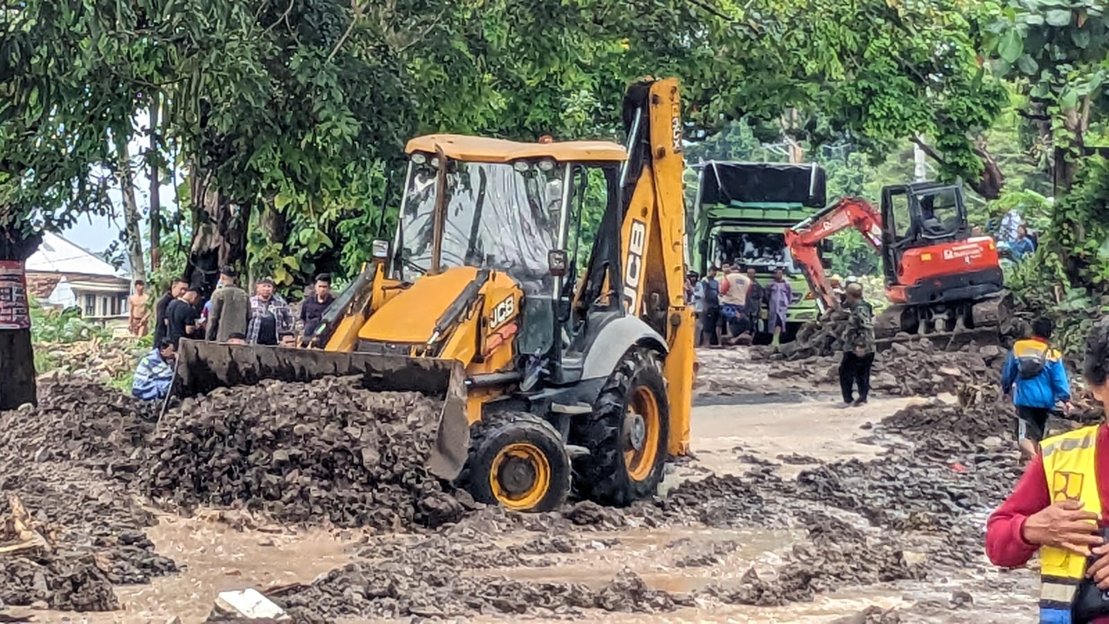 Pemkot Bandar Lampung Sigap Kerahkan Alat Berat Bersihkan Longsor Akibat Hujan Deras