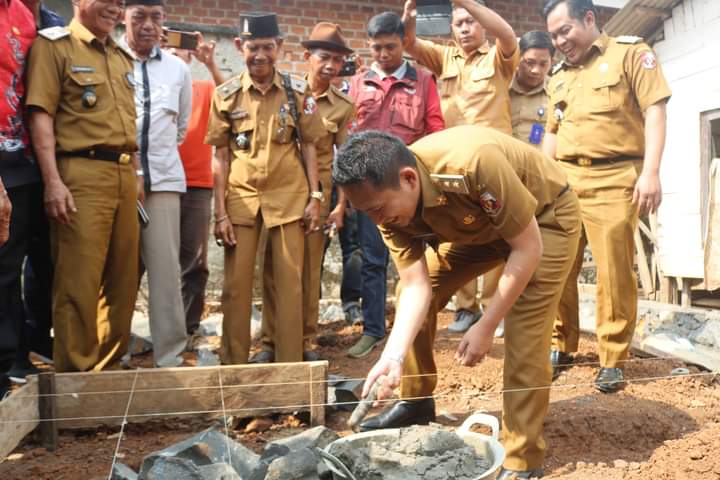 Wabup Ardian Saputra Meletakkan Batu Pertama Pembangunan Bedah Rumah di Abung Timur