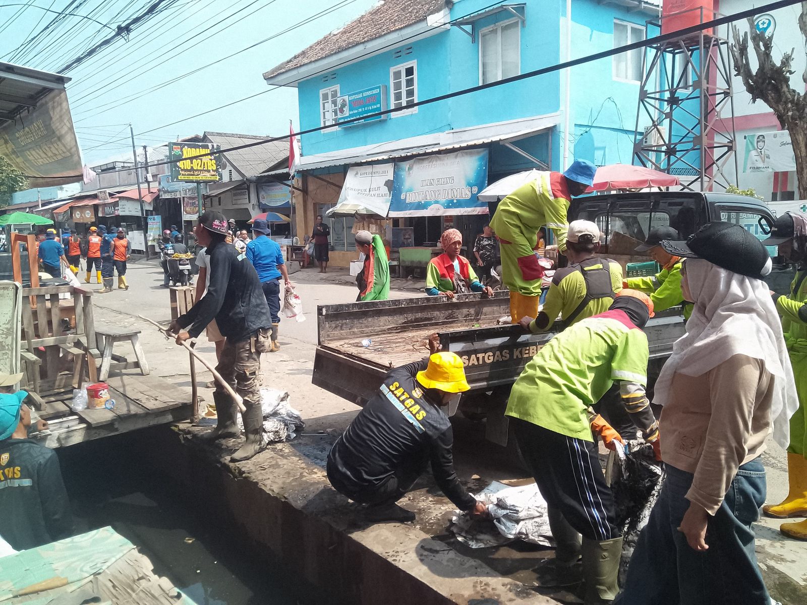Satgas Gabungan Bandar Lampung Terus Bersihkan Drainase Meski Hari Libur