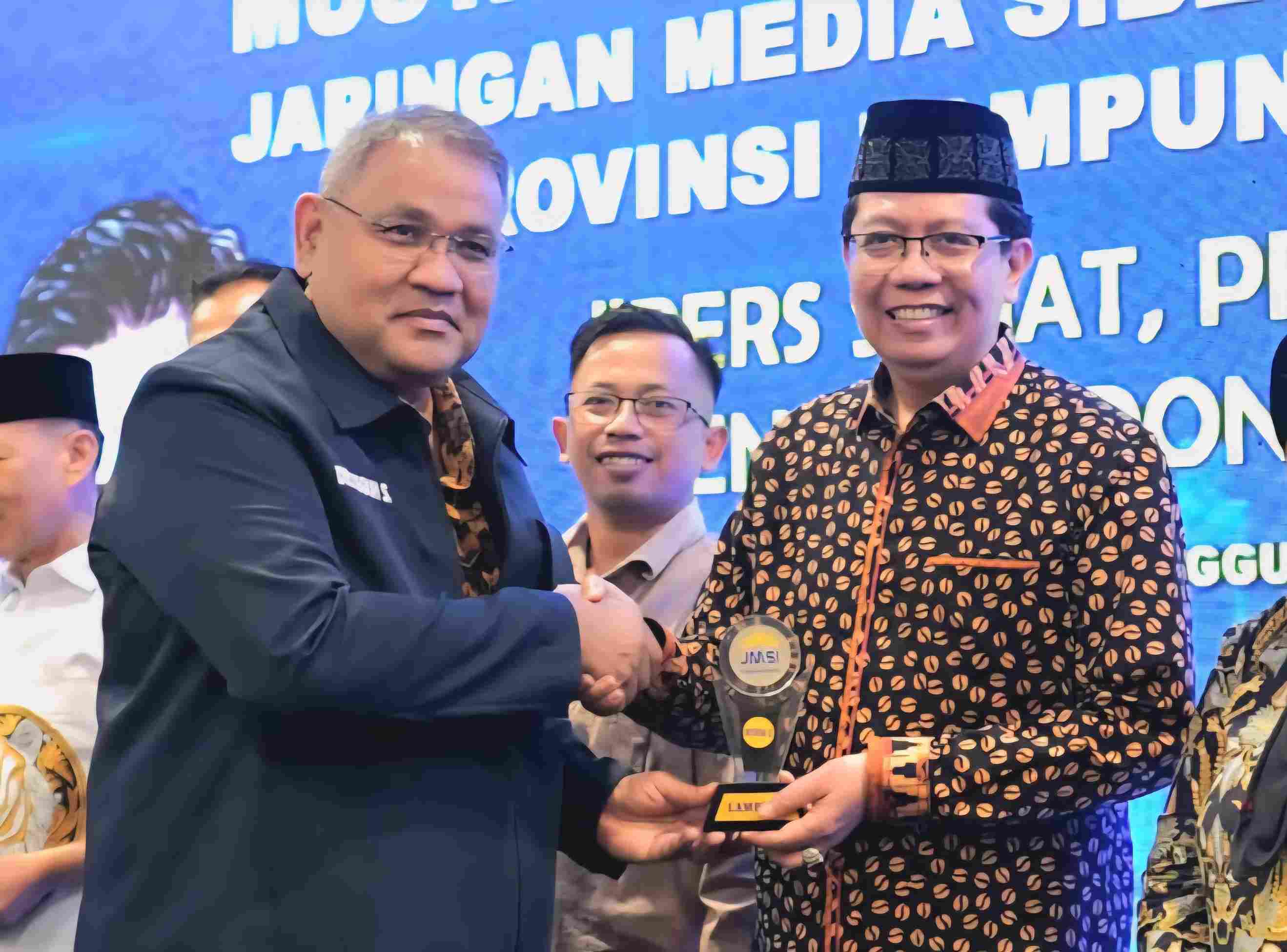 Rektor UIN RIL Terima Penghargaan Tokoh Pendidikan Bervisi Global dan Pelestari Kearifan Lokal