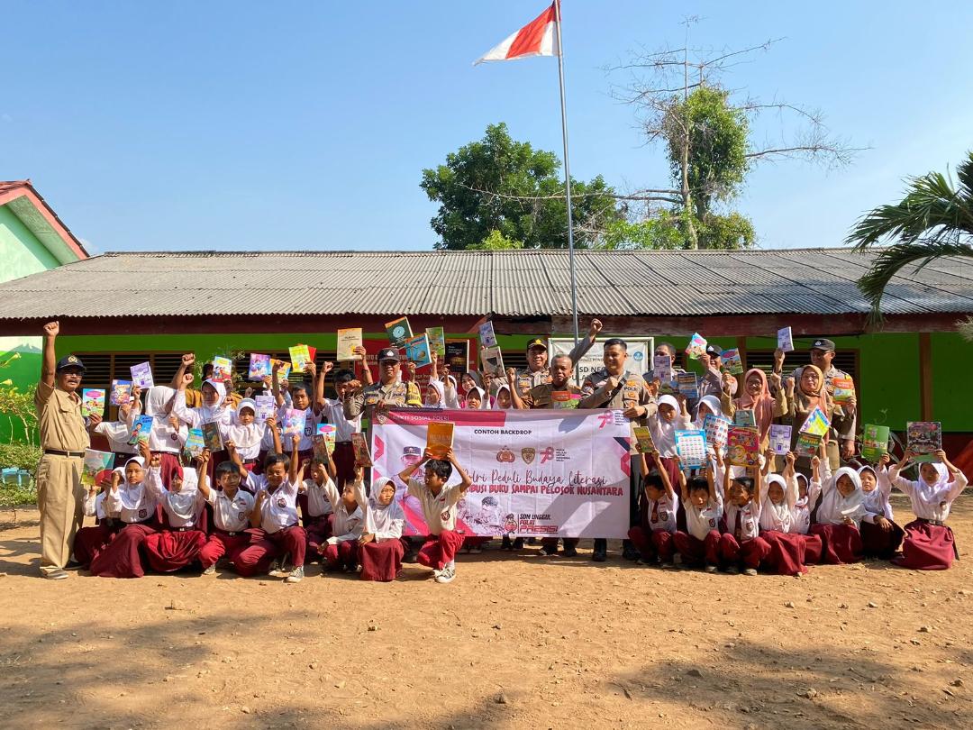 Dukung Budaya Literasi Polri Suplai Buku-buku di Pulau Rimau