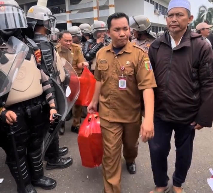 Pegawai Pemprov Lampung Bagikan Makanan Ringan di Tengah Aksi Demonstrasi