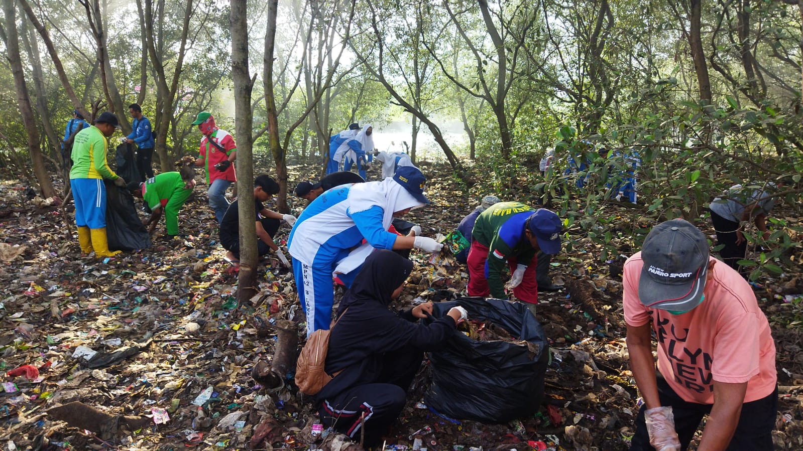 Ratusan Warga Bandar Lampung Bersihkan Sampah Pulau Pasaran