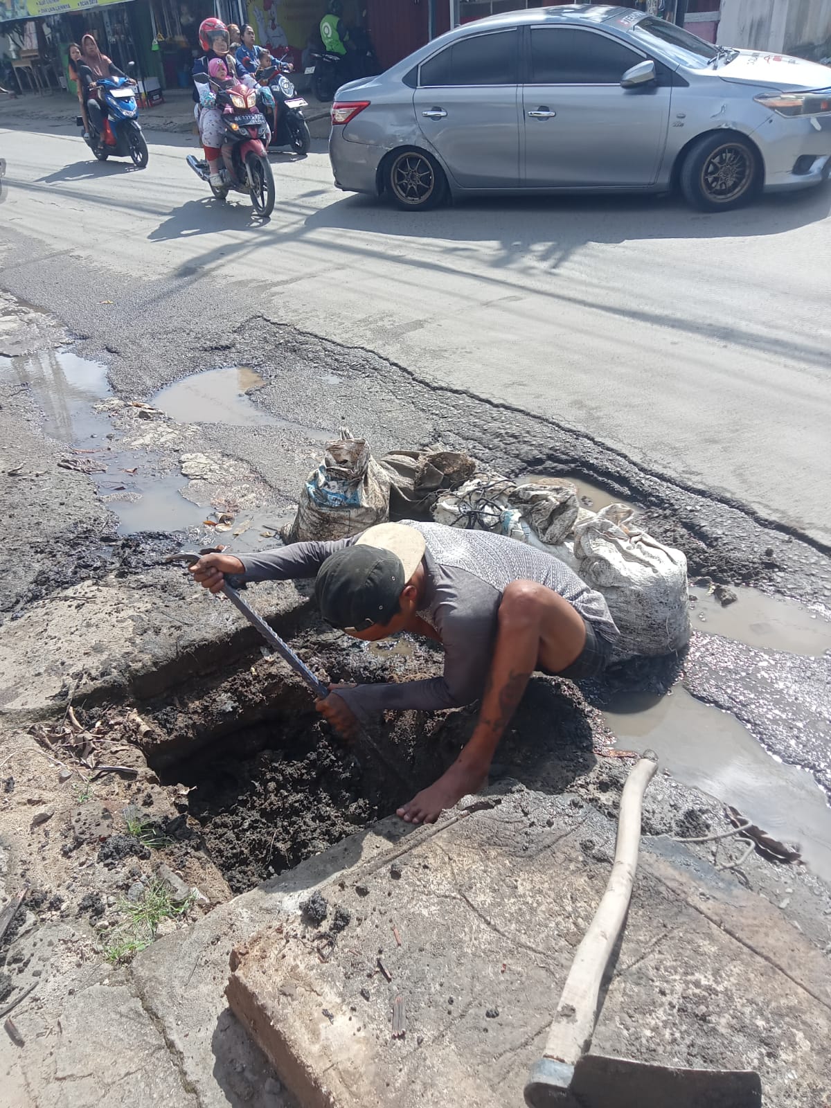 Satgas Penertiban Bangunan Pemkot Balam Tertibkan Bangunan Diatas Saluran Air 