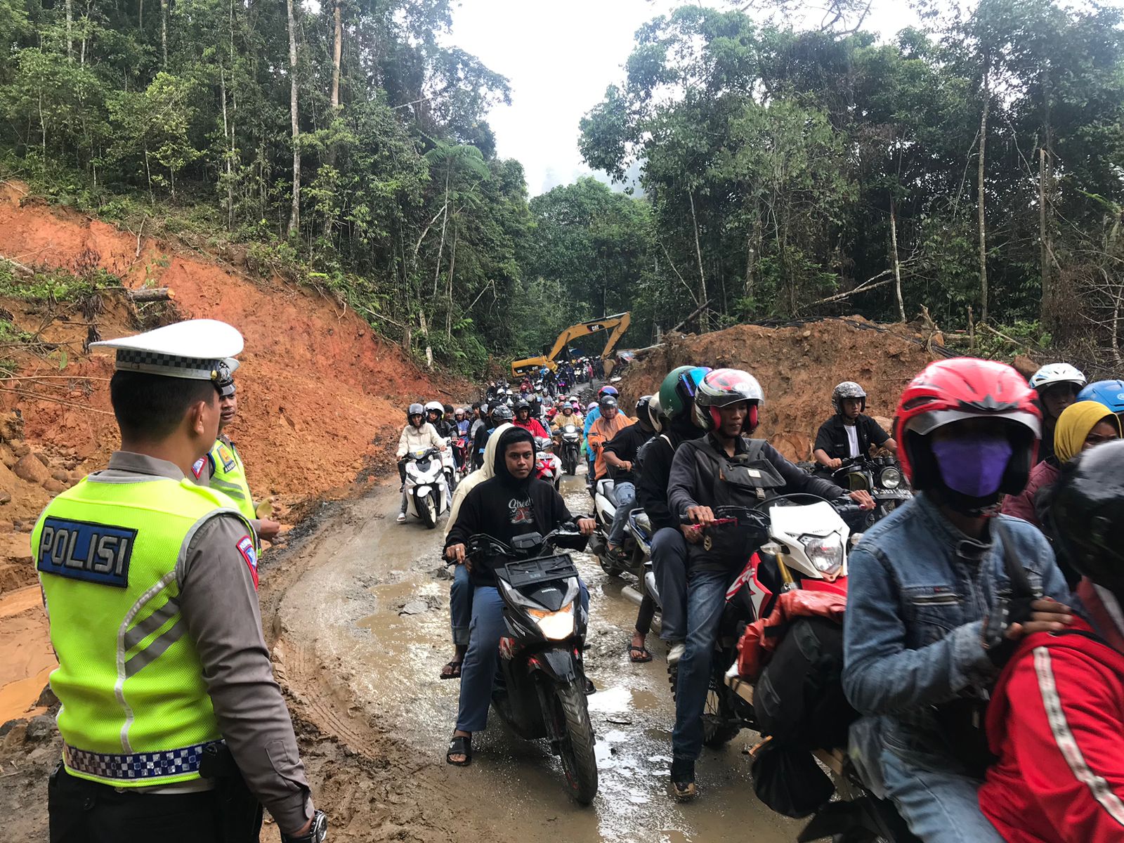 Polisi Berjibaku Mengatur Lalu Lintas di Lokasi Longsor Km 17 di Lampung Barat