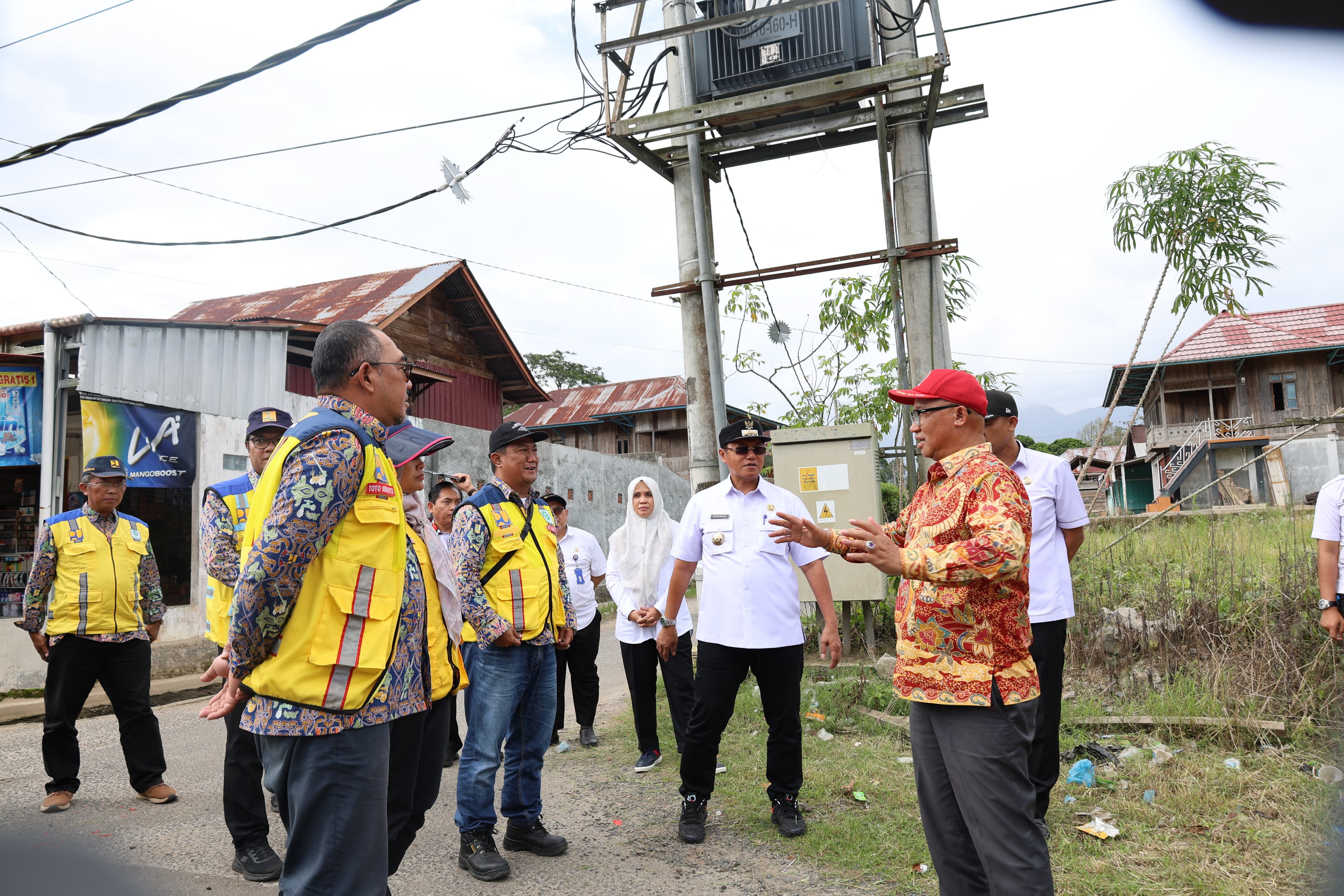 Tinjau Jalan Rusak di Lambar, Anggota DPR RI Mukhlis Basri : Semua Jalan Bukan Tanggungjawab Bupati Saja 