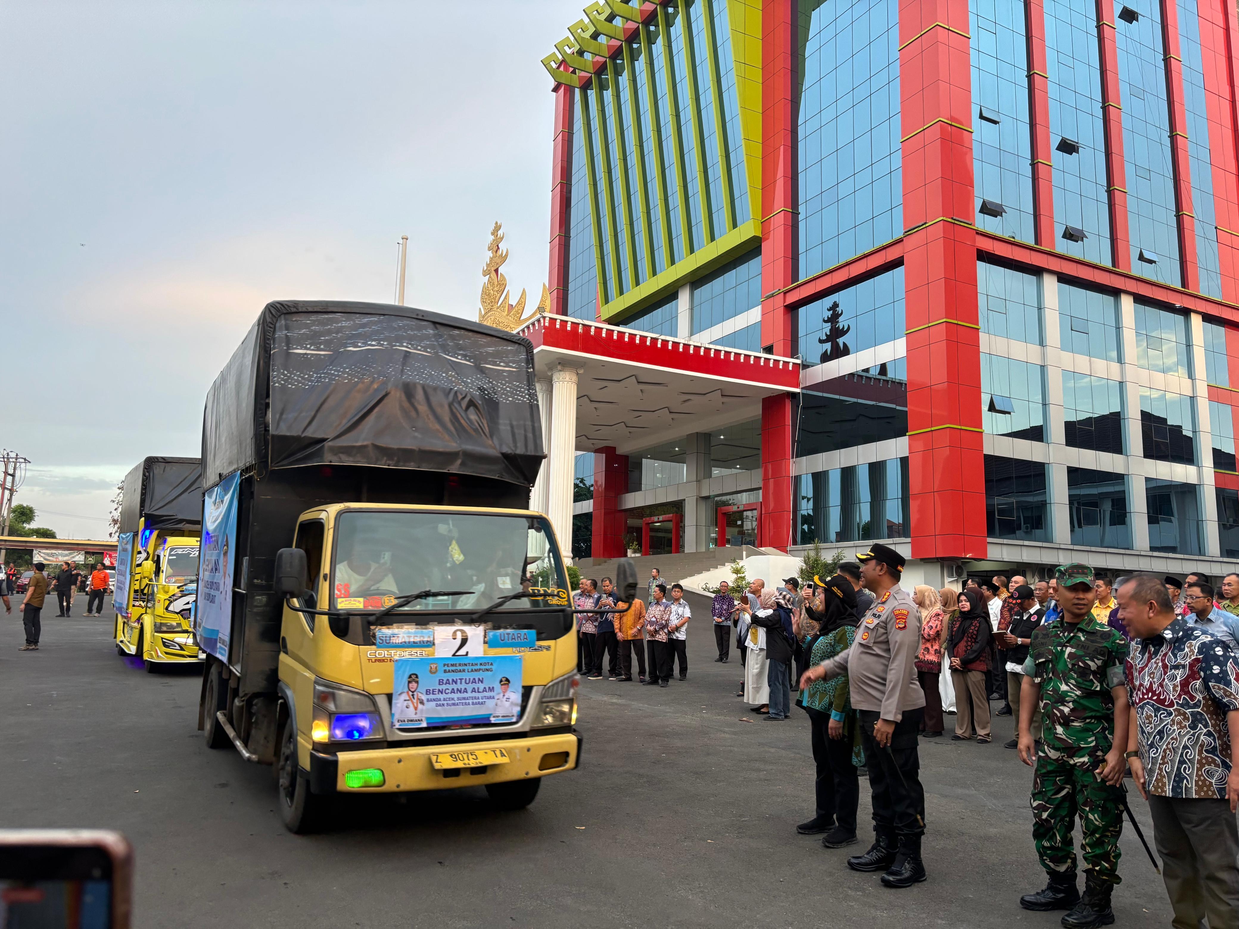 Wujud Kepedulian Tanpa Batas, Walikota Eva Lepas Keberangkatan 13 Truk Bantuan ke Sumatera