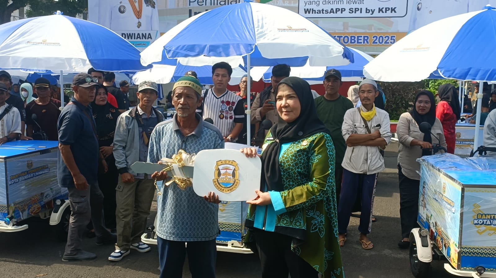 Pemkot Bandar Lampung Bagikan 100 Gerobak Motor Listrik Senilai Rp2,5 Miliar ke Pelaku UMKM