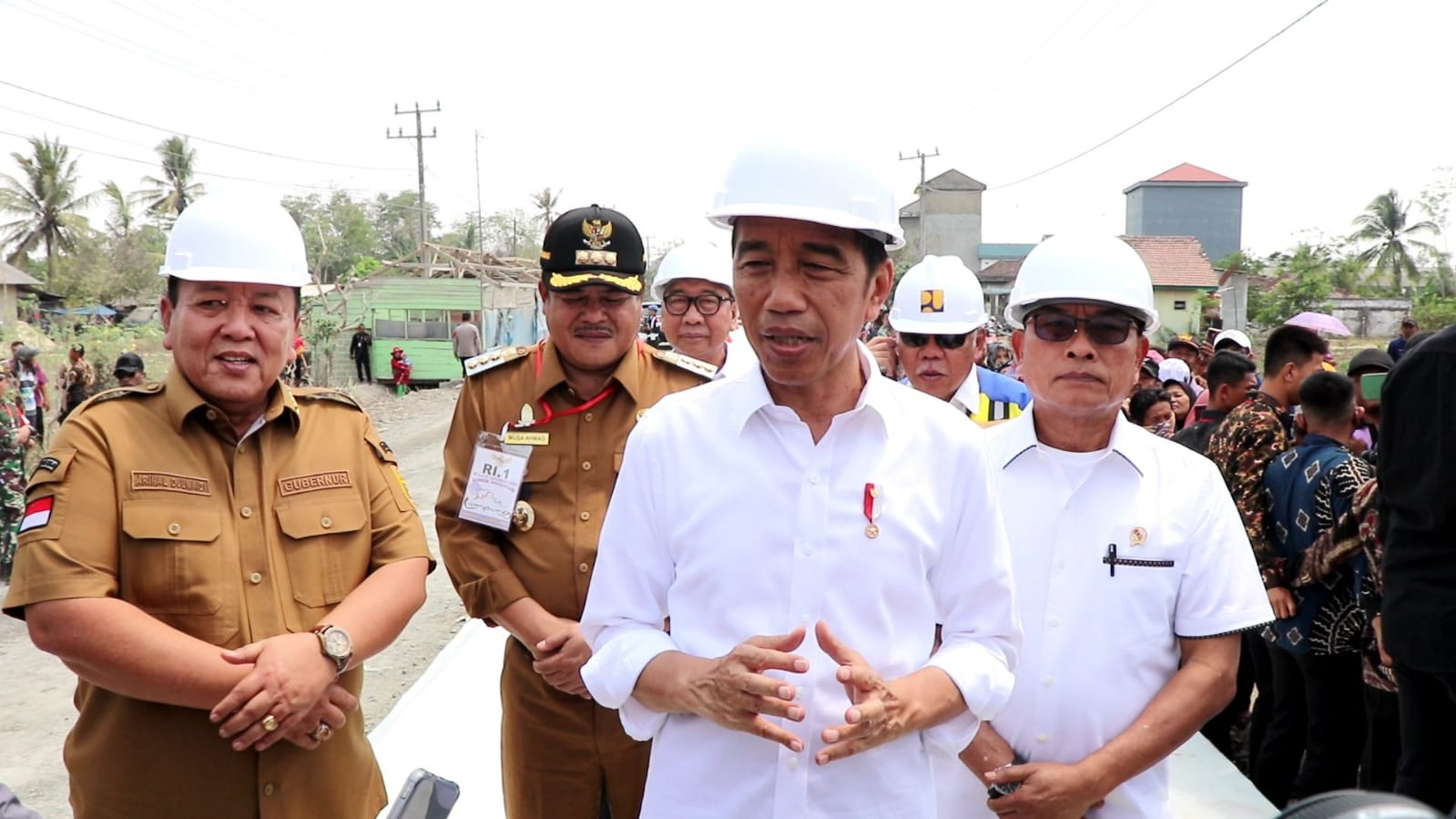Gubernur Arinal Djunaidi Dampingi Jokowi Tinjau Ruas Jalan Simpang Randu-Seputih Surabaya