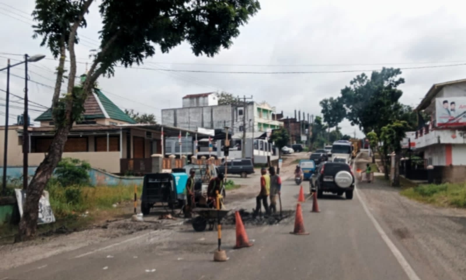 Jalan Lintas Berlubang Yang Dikeluhkan Masyarakat Lampura Mulai Diperbaiki