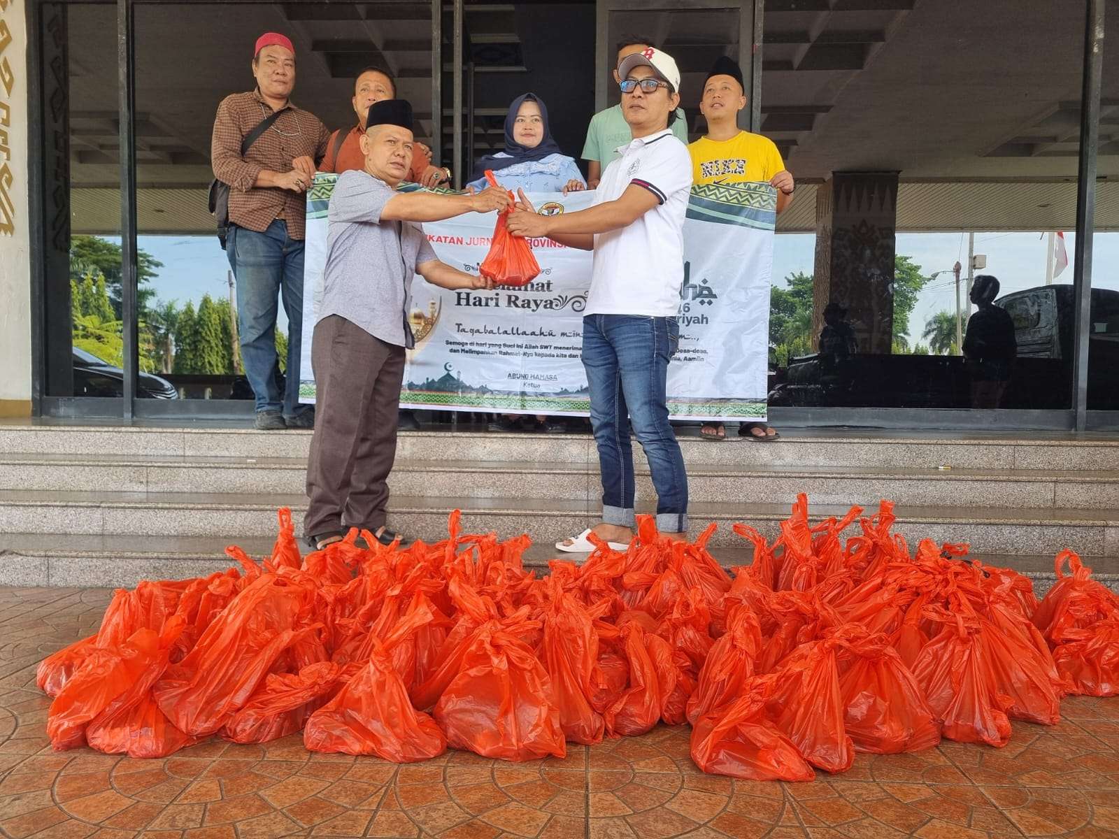 IJP Lampung Bagikan 150 Paket Daging Kurban Kepada Jurnalis dan Warga