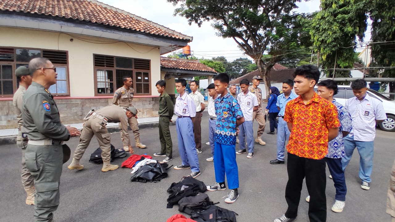 Satpol PP Kota Metro Bina Siswa Bolos Sekolah