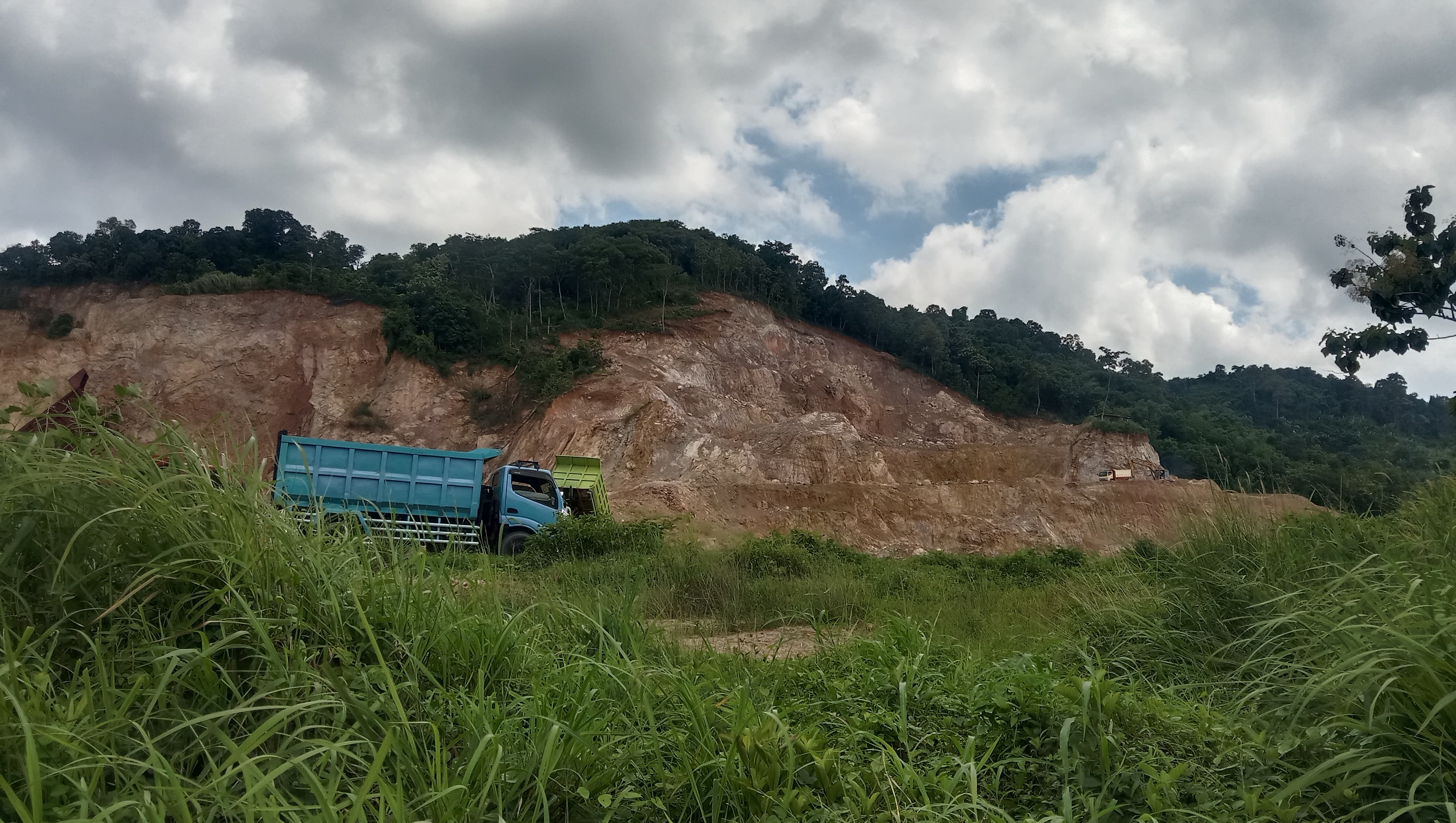 Diduga Tambang Batuan Ilegal Mengeruk Bukit di Sukabumi Dikeluhkan Warga Sekitar