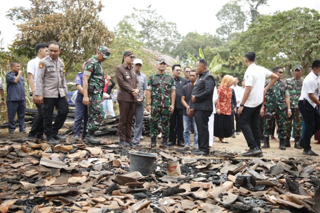 Bawa Bantuan, Bupati Nanang Sambangi Korban Kebakaran