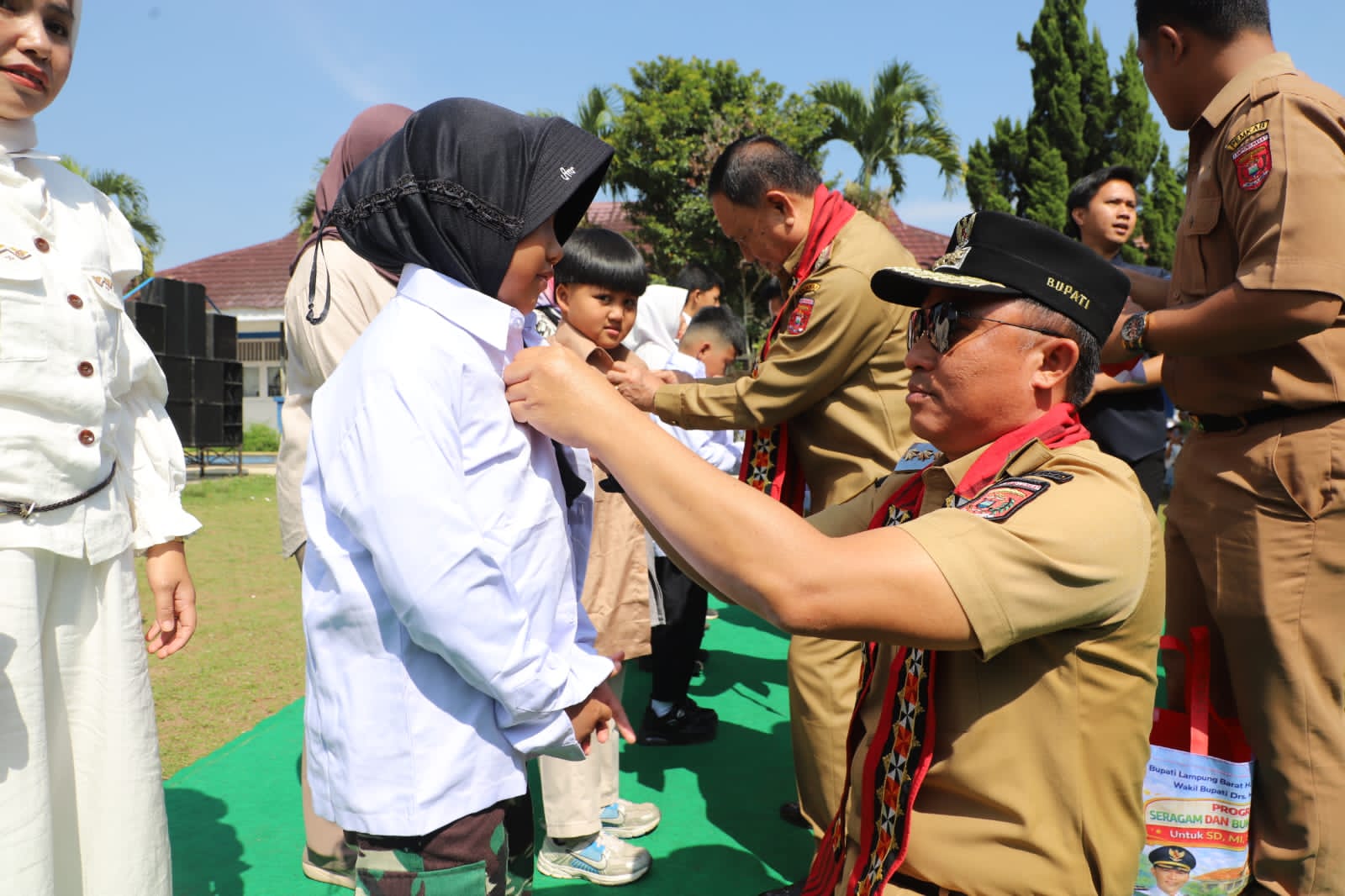 Seragam Gratis Tak Sekadar Ringankan Beban, Pemkab Lambar Pacu Semangat Belajar Siswa