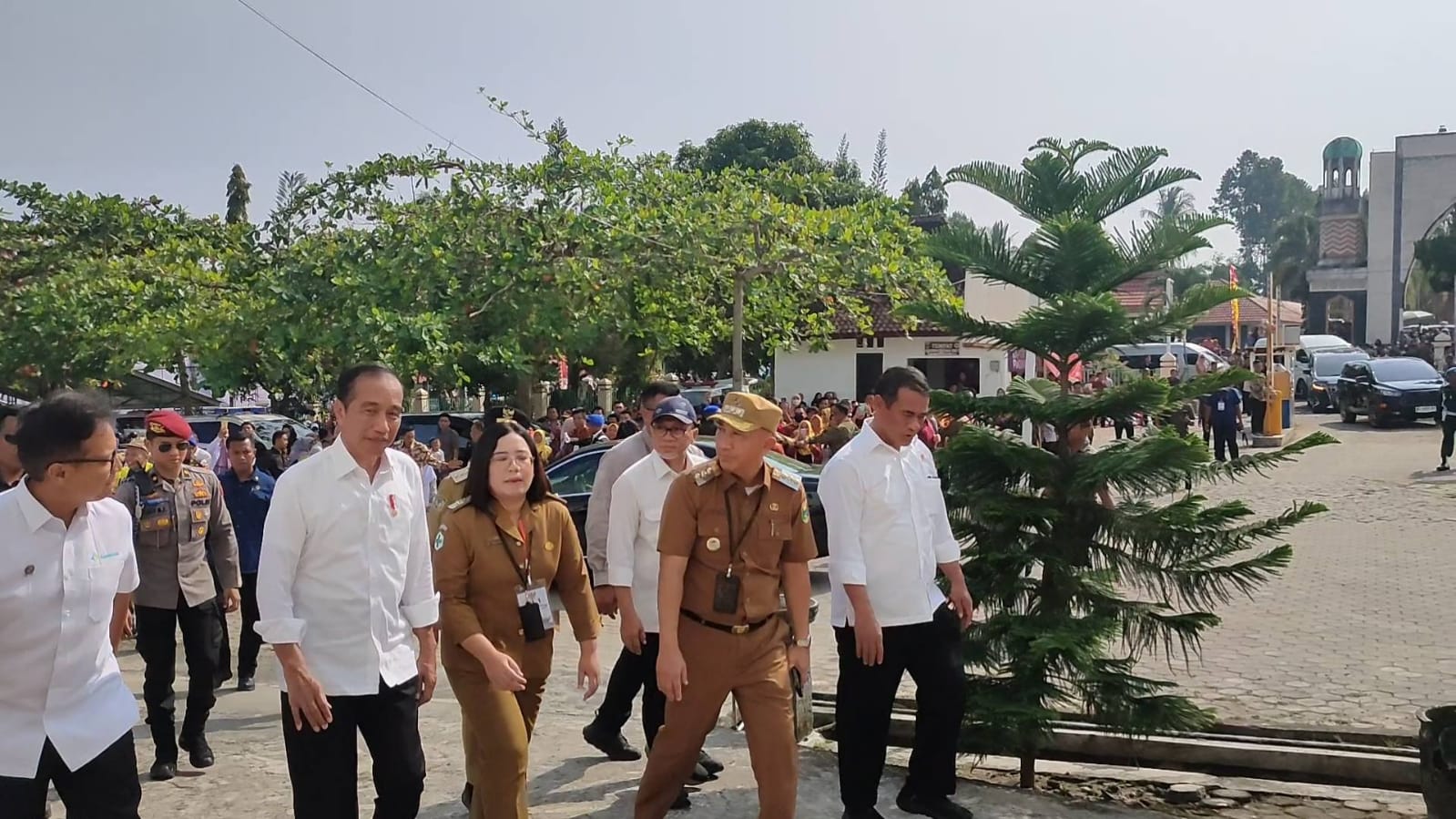 Presiden RI Joko Widodo melanjutkan kunjungannya ke Rumah Sakit Umum Daerah (RSUD) Batin Mangunang Kota Agung