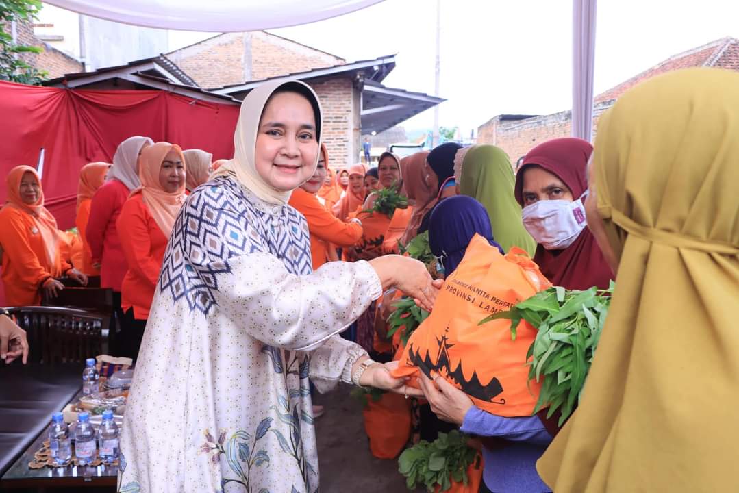Ketua TP. PKK Provinsi Lampung Serahkan Bantuan Program SIGER