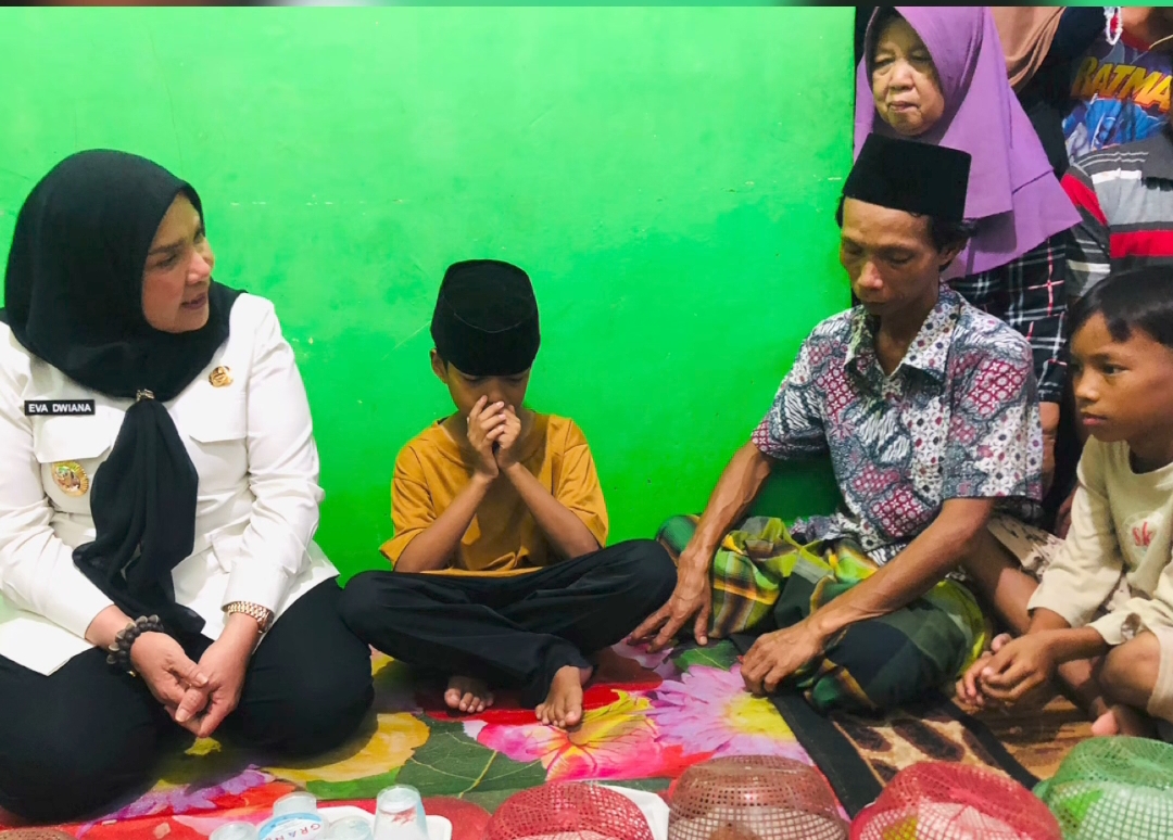 Walikota Eva Serahkan Bantuan ke Keluarga Anak yang Tenggelam di Pantai Ujung Timbunan
