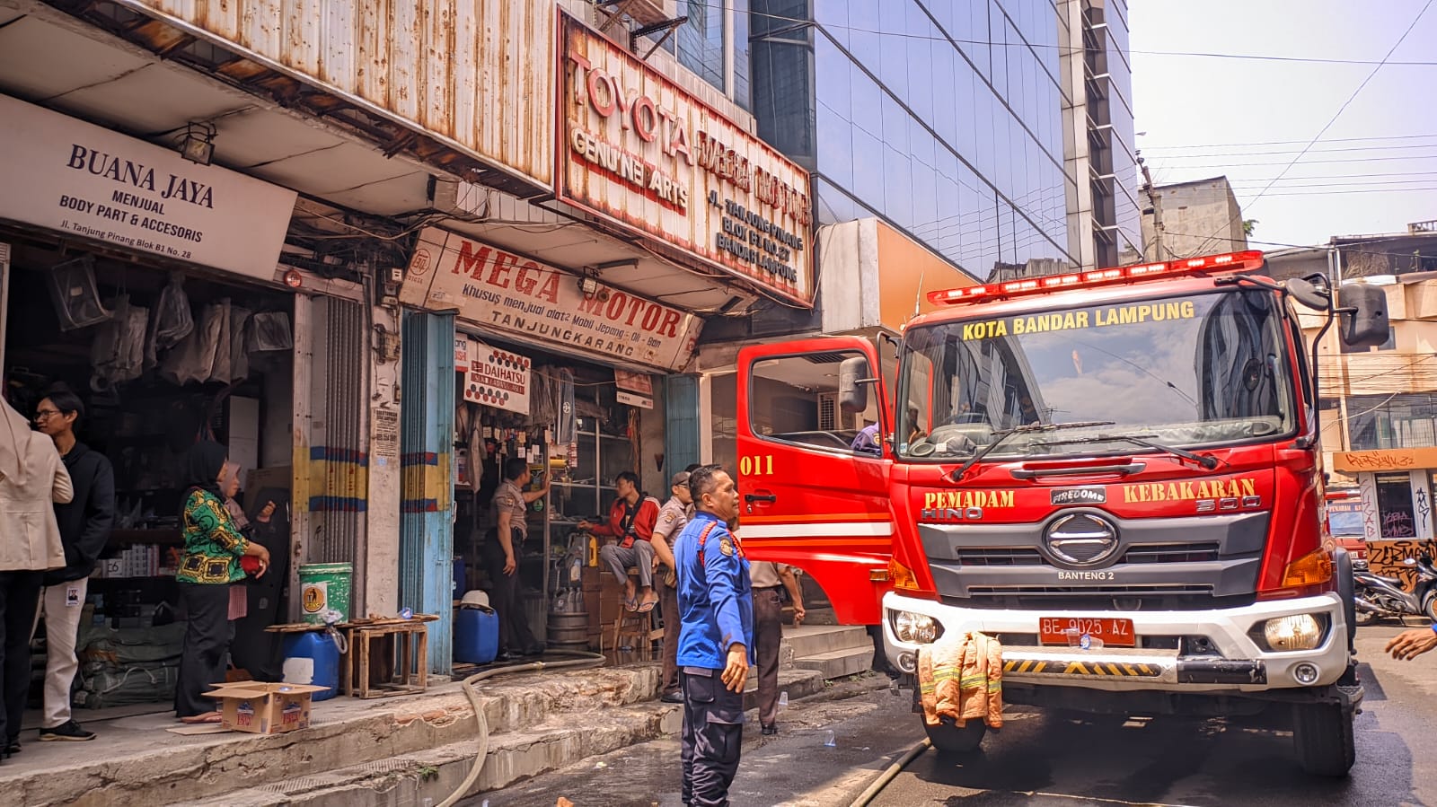Damkar Bandar Lampung Turunkan 30 Personil Padamkan Kebakaran Toko Sparepart di Pasar Tengah 