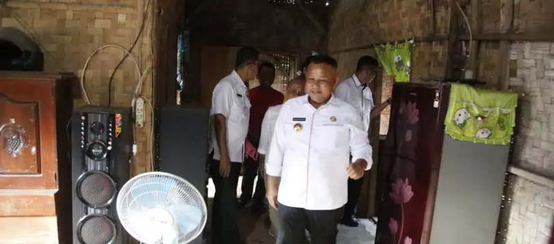 Bupati Nanang Kembali Berikan Bantuan Bedah Rumah