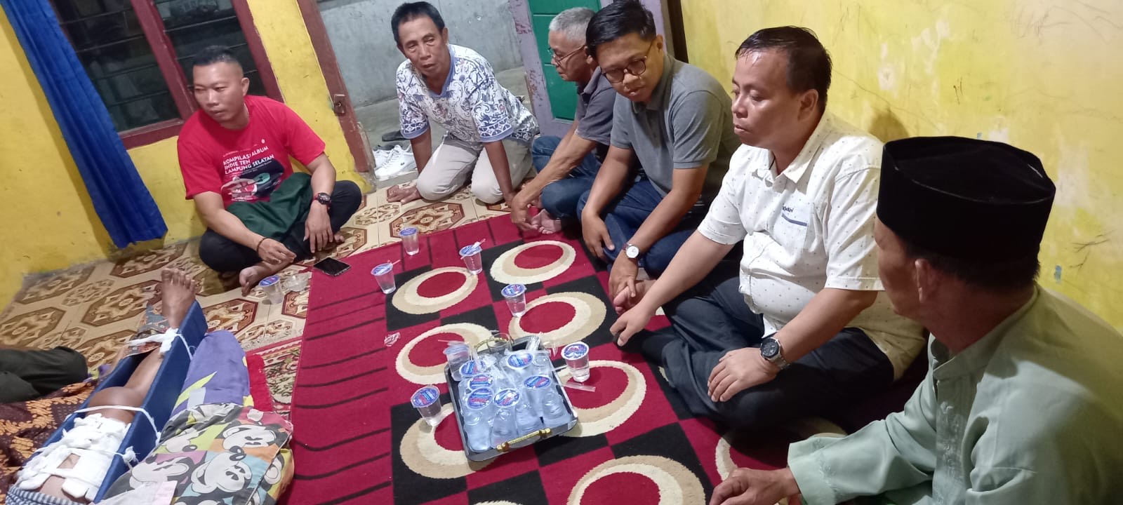 Pemkab Lamsel  Santuni Korban Pohon Tumbang