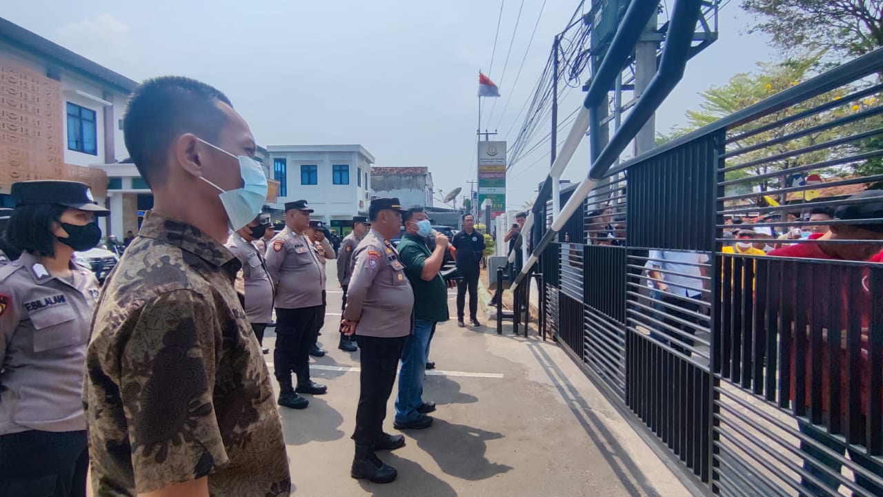 Kapolres Lampura Pimpin Pengamanan Aksi Damai Aniliasi Masyarakat Peduli Hukum di Kantor Kejari Kota Bumi