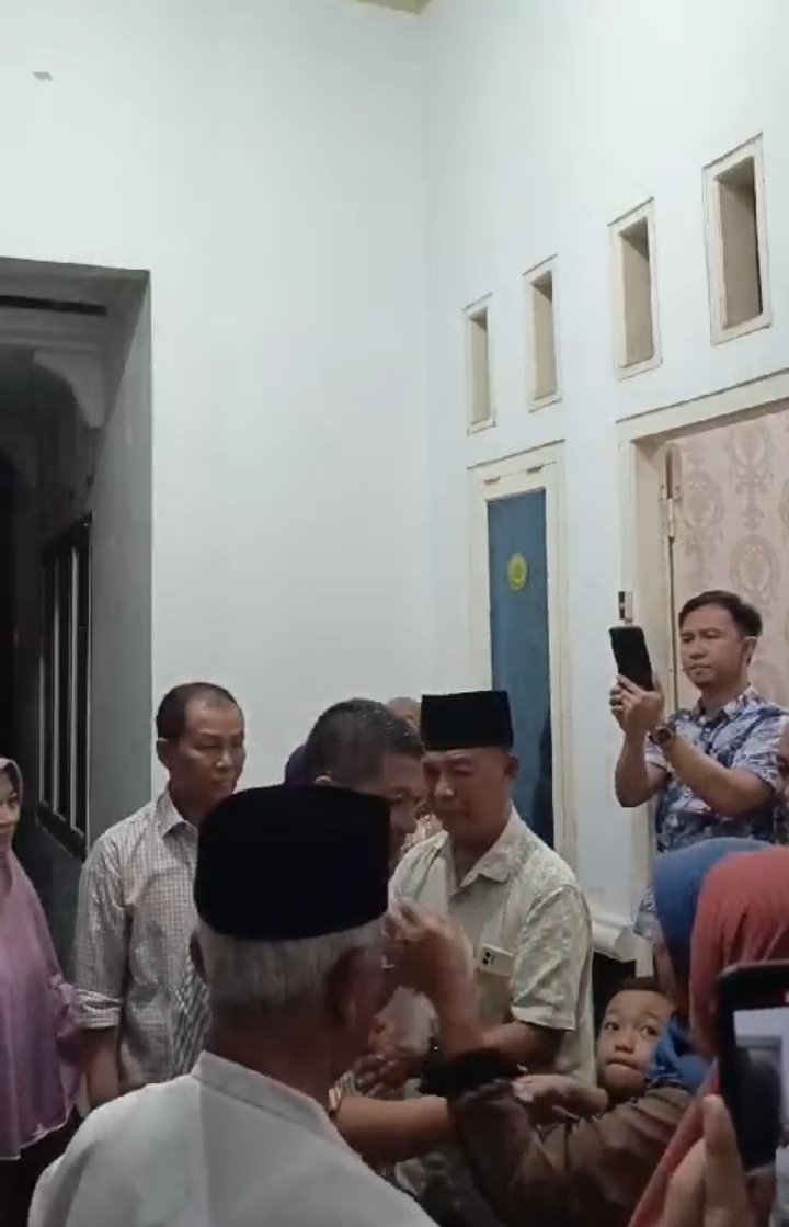 Tangis Haru Keluarga Menyambut Kedatangan Hi. Muhammad Erwinsyah, S. STP, M.Si