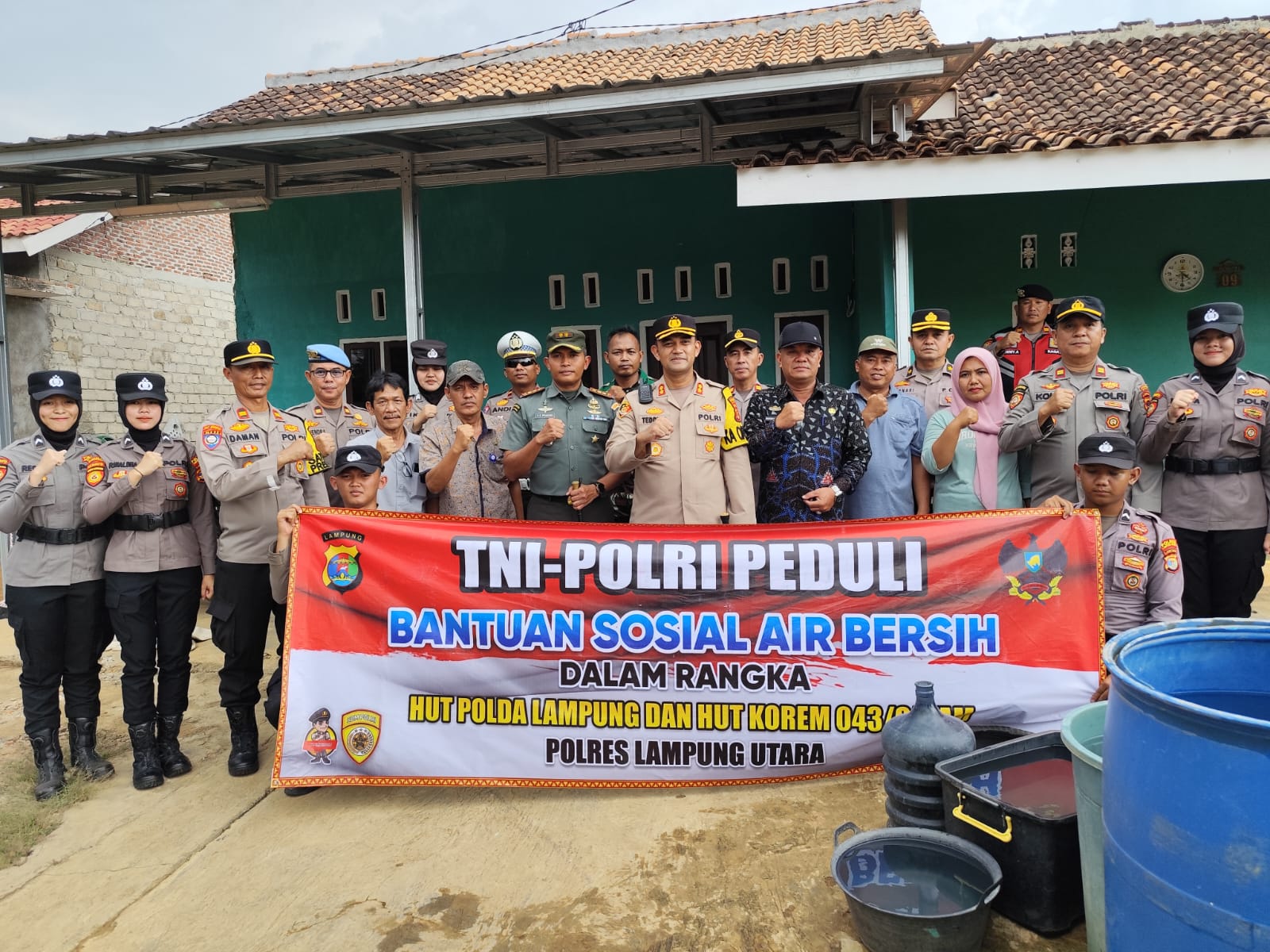 TNI-Polri Peduli, Polres Lampung Utara Bersama Kodim 0412 Bagikan Air Bersih Kepada Warga