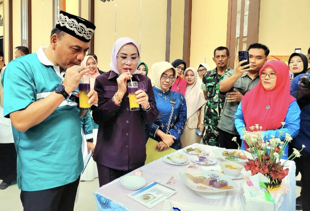Ketua DPRD Kota Metro Ria Hartini Cicipi Produk UMKM Lokal di Lapak Jambore PKK