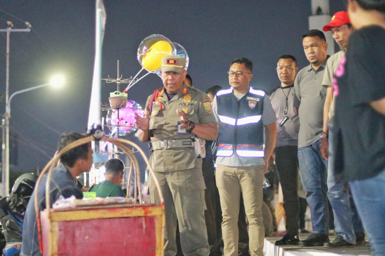 Jaga Kekhusyukan Tempat Ibadah, Satpol PP Tertibkan Pedagang di Masjid Raya Al-Bakrie