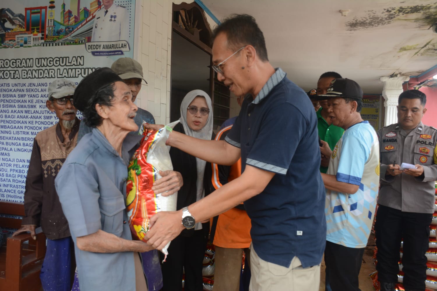 Pemkot Bandar Lampung Bagikan Beras Hingga Uang Tunai ke Korban Banjir
