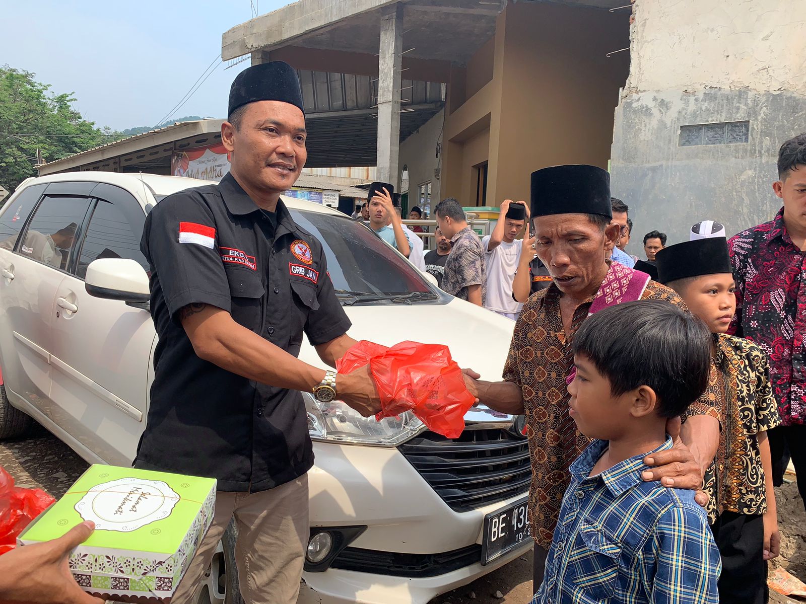 Jumat Berkah, PAC GRIB Sukabumi Bagikan Seribu Nasi Kotak