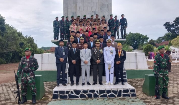 Wabup Lampura Ziarah dan Tabur Bunga di Taman Makam Pahlawan
