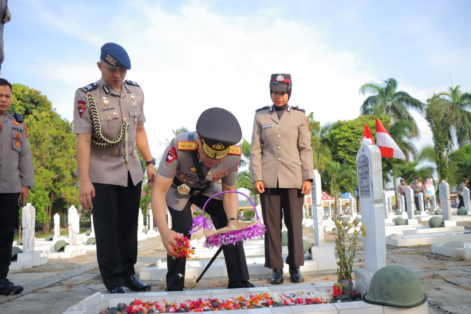 Polda Lampung Gelar Upacara Ziarah Makam dan Tabur Bunga Sambut Hari Bhayangakara ke 78