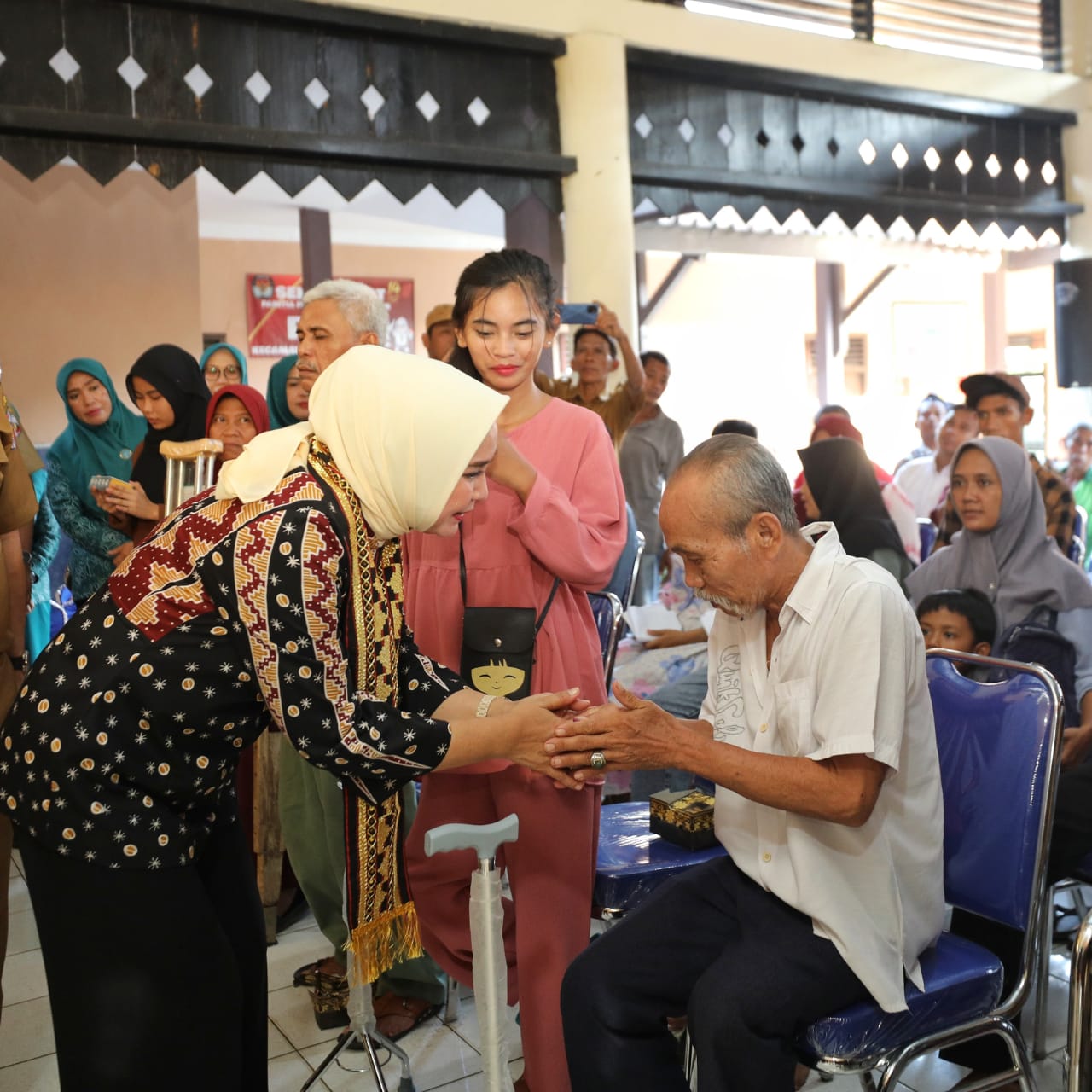 Riana Sari Serahkan Bantuan Bagi Penyandang Disabilitas di Abung Barat Lampung Utara