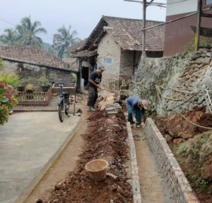 Pemdes Way Kalam Rampungkan Proyek Drainase