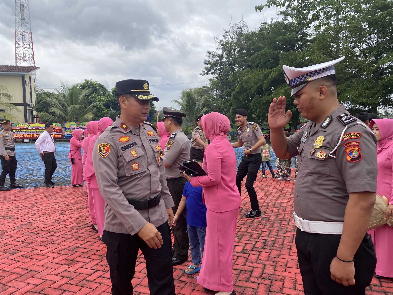 Polres Pesawaran Gelar Upacara Kenaikan Pangkat 28 Personel, Wujud Apresiasi Di Momen Hari Bhayangkara ke-79.