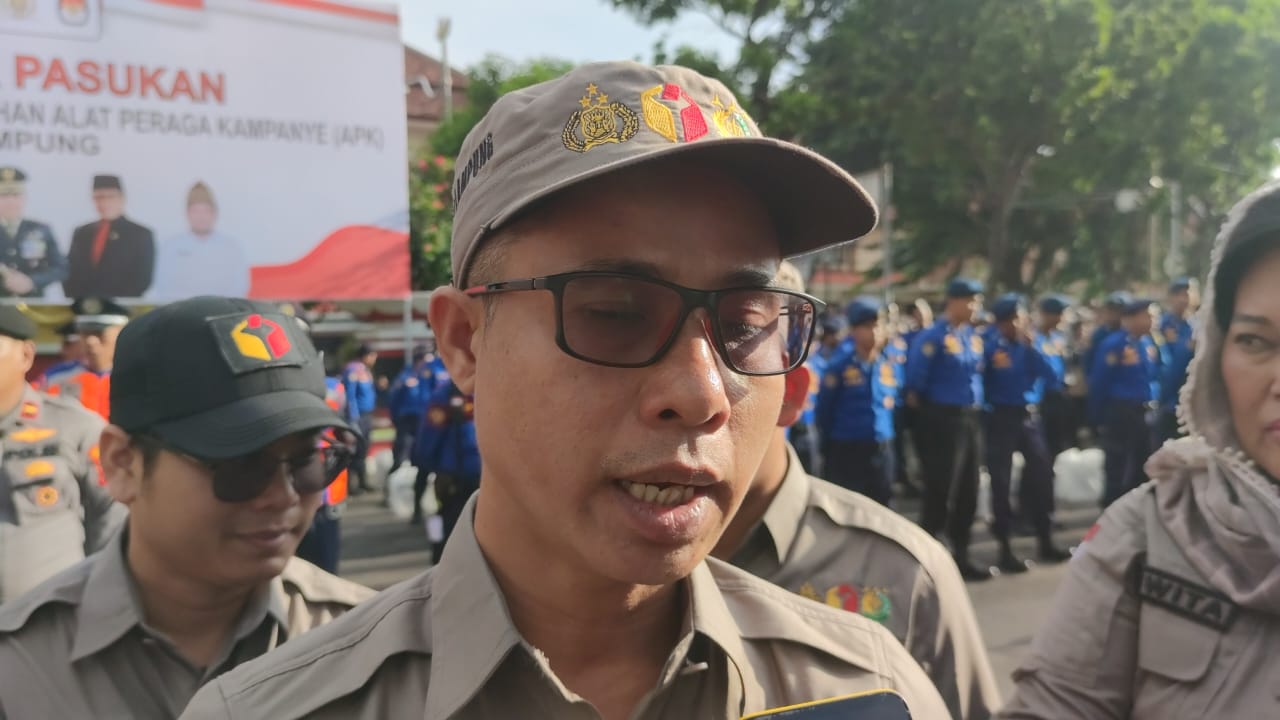 Bawaslu Tertibkan APK di Bandar Lampung Pakai Mobil PJU