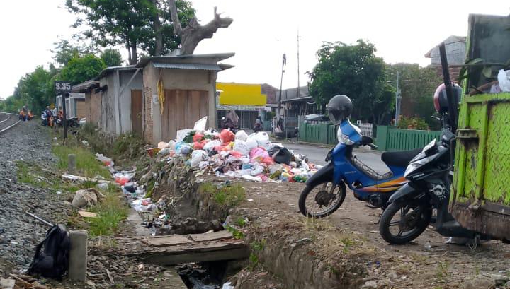 KAI Divre IV Tanjungkarang Imbau Warga Tidak Buang Sampah di Sekitar Jalur Rel Kereta Api