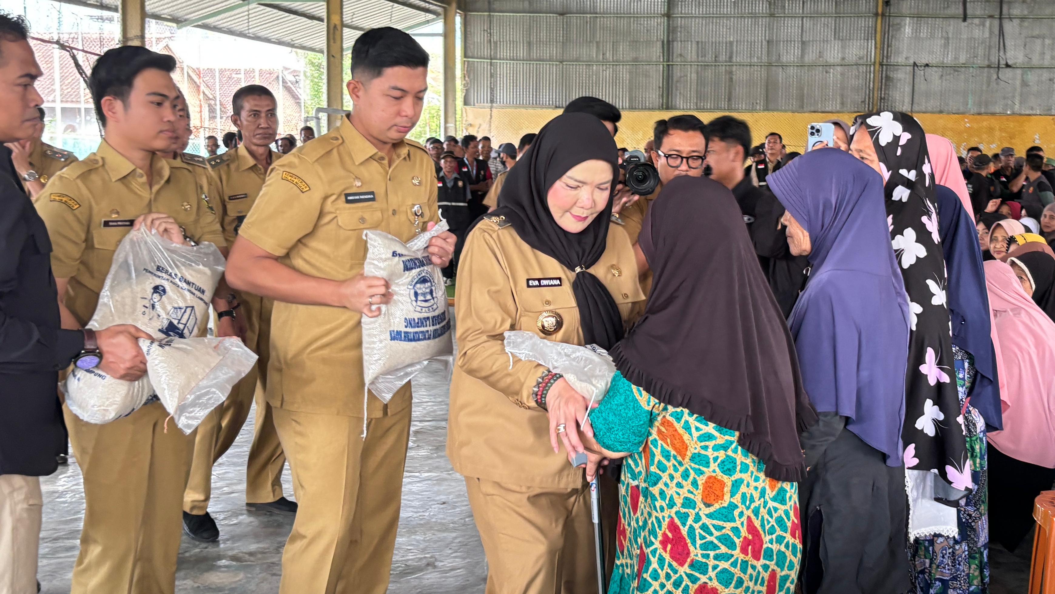 Pemkot Bandar Lampung Bagikan 43 Ribu Karung Beras ke Warga