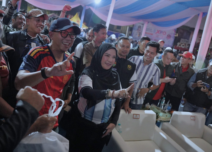 Nobar Final Piala Dunia di Tugu Adipura Bertabur Hadiah, Walikota Eva Ajak Warga Jaga Kebersamaan