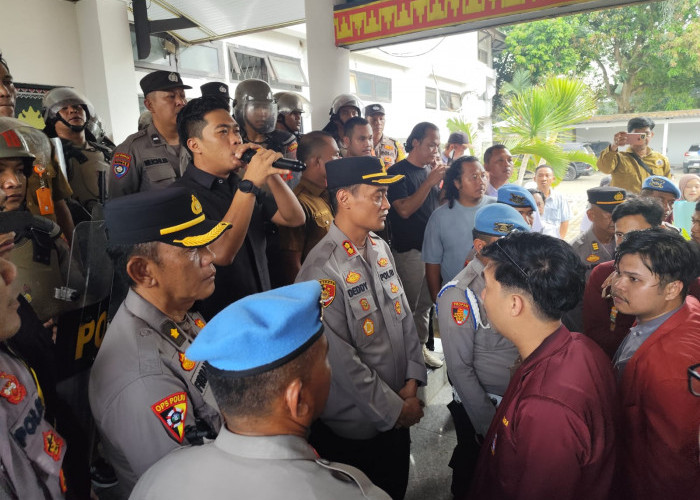 lMM Geruduk Kantor Bupati dan DPRD Lampura Kritik Program Pemda dan Pemerintah Pusat