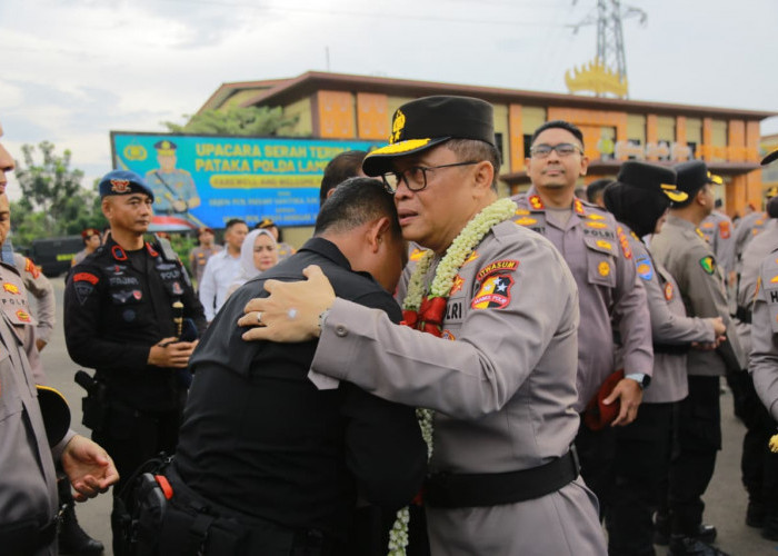 Gerimis dan Air Mata Iringi Irjen Helmy Santika Tinggalkan Mapolda Lampung