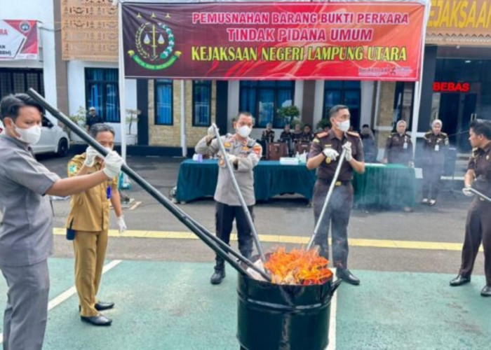 Kejari Lampura Musnahkan Barang Bukti 44 Perkara, Narkotika hingga Sajam Dilenyapkan