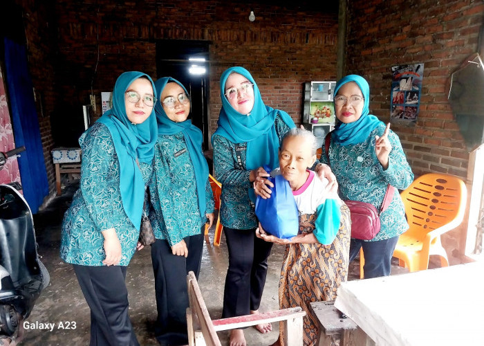 TP PKK Sukajaya Lempasing Peduli Lansia Melalui Program Berbagi