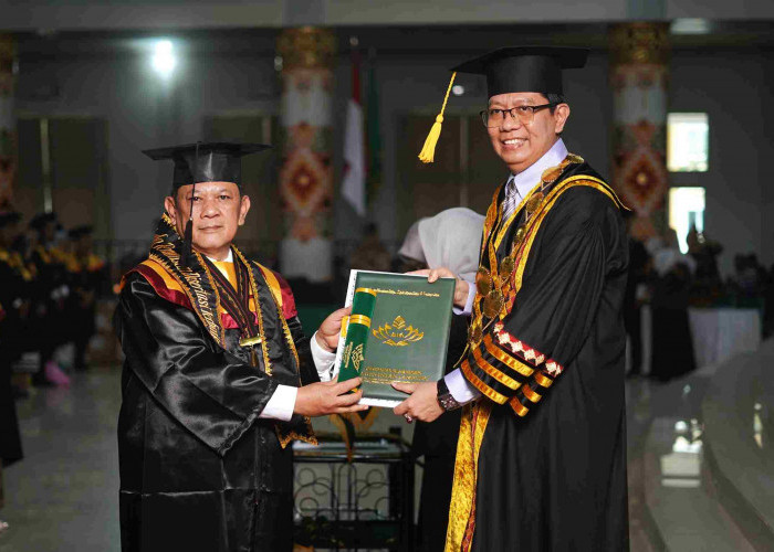 Asisten I Pemprov Lampung Raih Disertasi Terbaik Wisuda Periode I UIN RIL 2026