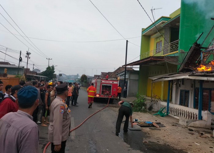 Kebakaran Melahap Rumah Nenek Sainah Di Pesawaran,Polisi Bantu Padamkan